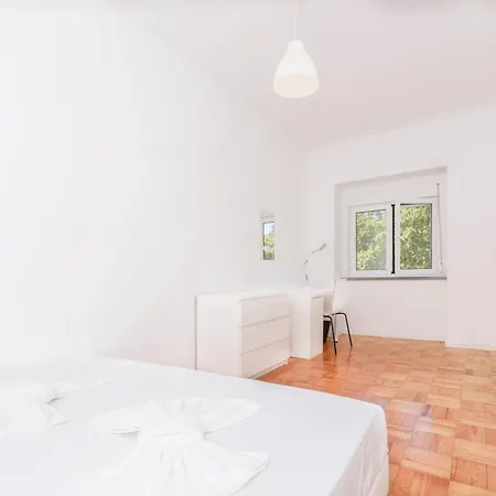 Houze Spacious 4 Bedroom Flat Near Zoo Apartment Lissabon